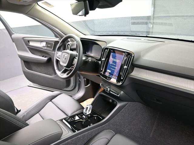 2026 Volvo XC40 Ultra, B5 AWD Gas (mild hybrid), Dark