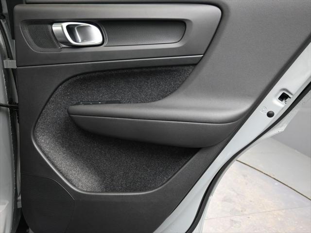 2026 Volvo XC40 Ultra, B5 AWD Gas (mild hybrid), Dark