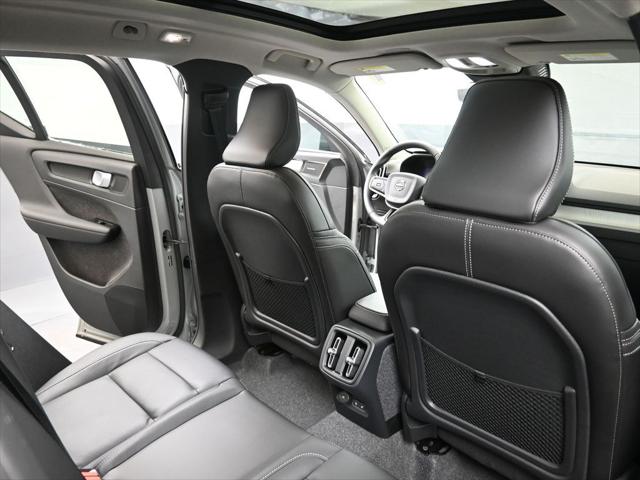 2026 Volvo XC40 Ultra, B5 AWD Gas (mild hybrid), Dark