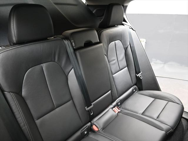2026 Volvo XC40 Ultra, B5 AWD Gas (mild hybrid), Dark