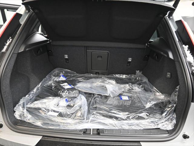 2026 Volvo XC40 Ultra, B5 AWD Gas (mild hybrid), Dark