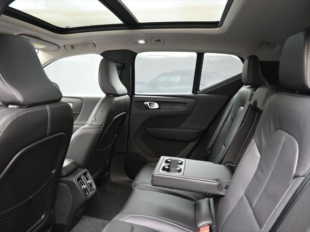 2026 Volvo XC40 Ultra, B5 AWD Gas (mild hybrid), Dark