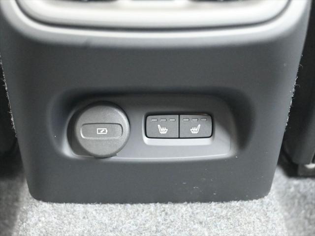 2026 Volvo XC40 Ultra, B5 AWD Gas (mild hybrid), Dark