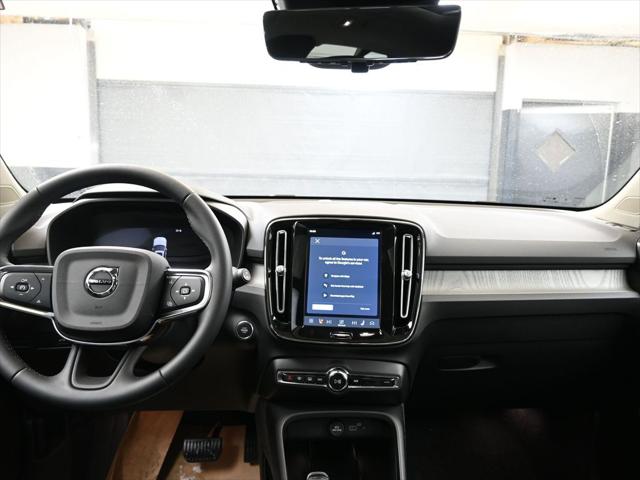 2026 Volvo XC40 Ultra, B5 AWD Gas (mild hybrid), Dark