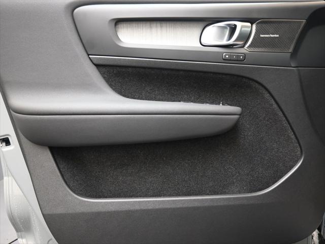 2026 Volvo XC40 Ultra, B5 AWD Gas (mild hybrid), Dark