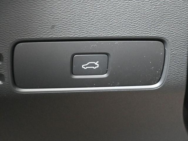 2026 Volvo XC40 Ultra, B5 AWD Gas (mild hybrid), Dark