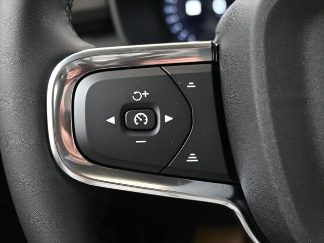 2026 Volvo XC40 Ultra, B5 AWD Gas (mild hybrid), Dark