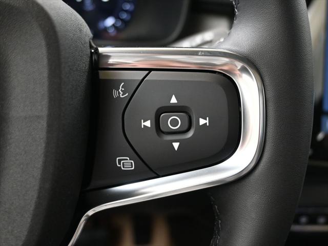 2026 Volvo XC40 Ultra, B5 AWD Gas (mild hybrid), Dark