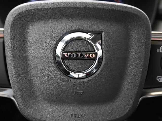 2026 Volvo XC40 Ultra, B5 AWD Gas (mild hybrid), Dark