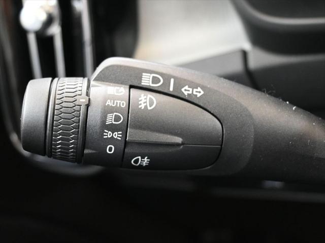 2026 Volvo XC40 Ultra, B5 AWD Gas (mild hybrid), Dark