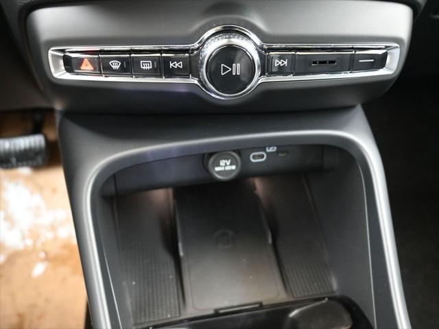 2026 Volvo XC40 Ultra, B5 AWD Gas (mild hybrid), Dark