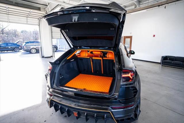 2022 Lamborghini Urus Pearl Capsule