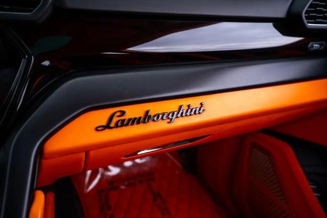 2022 Lamborghini Urus Pearl Capsule
