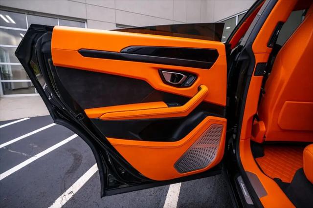 2022 Lamborghini Urus Pearl Capsule