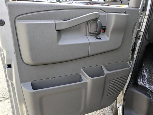 2025 GMC Savana Passenger RWD 3500 Extended Wheelbase LT