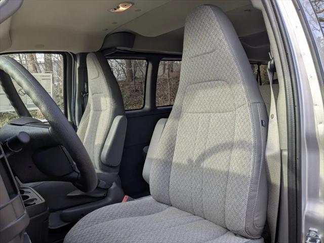 2025 GMC Savana Passenger RWD 3500 Extended Wheelbase LT