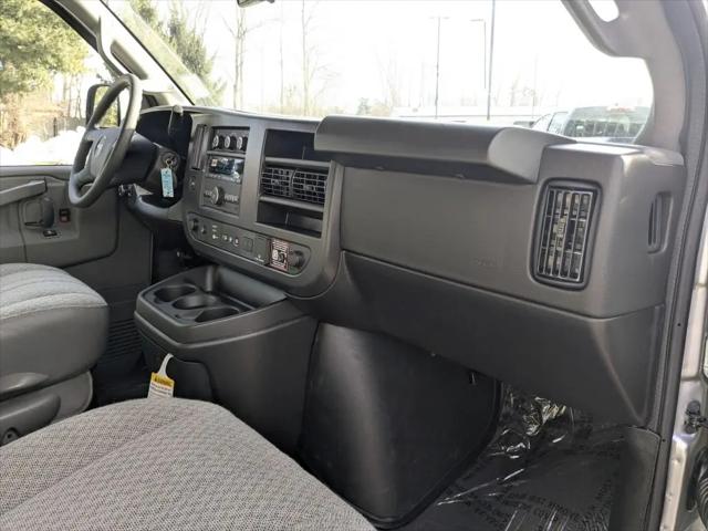 2025 GMC Savana Passenger RWD 3500 Extended Wheelbase LT