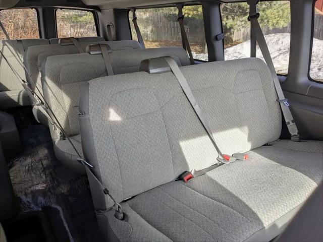 2025 GMC Savana Passenger RWD 3500 Extended Wheelbase LT