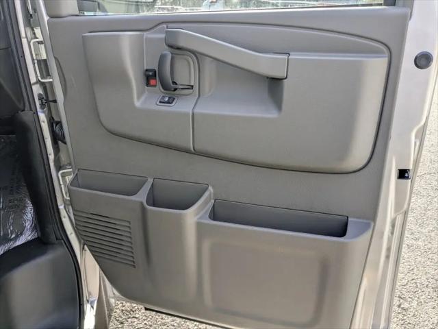 2025 GMC Savana Passenger RWD 3500 Extended Wheelbase LT