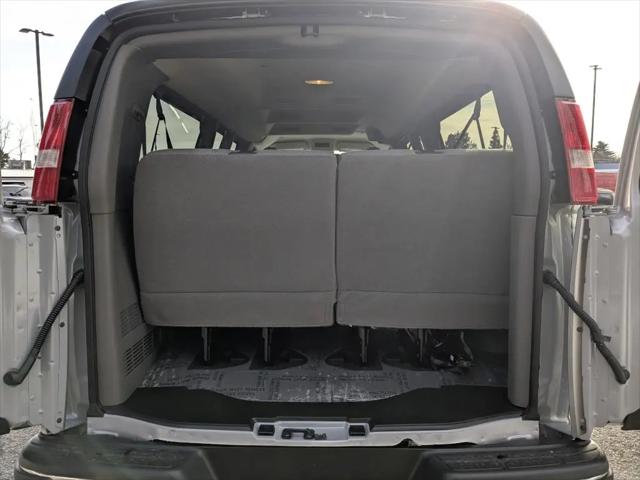 2025 GMC Savana Passenger RWD 3500 Extended Wheelbase LT