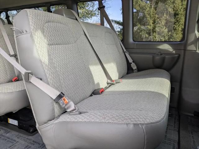 2025 GMC Savana Passenger RWD 3500 Extended Wheelbase LT