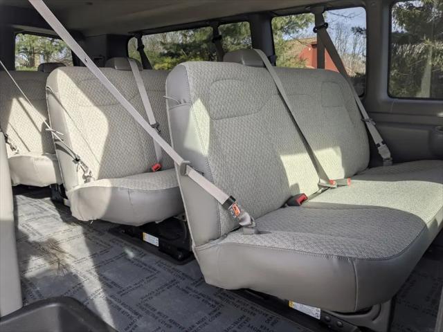 2025 GMC Savana Passenger RWD 3500 Extended Wheelbase LT