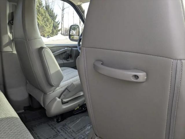 2025 GMC Savana Passenger RWD 3500 Extended Wheelbase LT