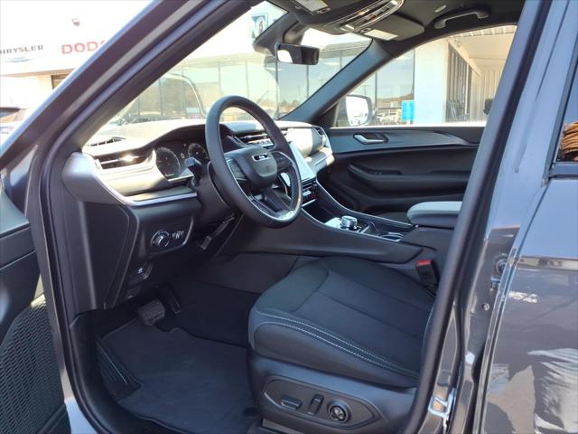 2026 Jeep Grand Cherokee Laredo 4x2
