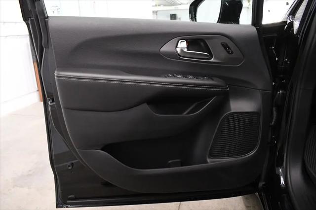 2026 Chrysler Pacifica Select AWD