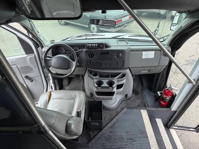 2009 Ford E-350 Cutaway E-350