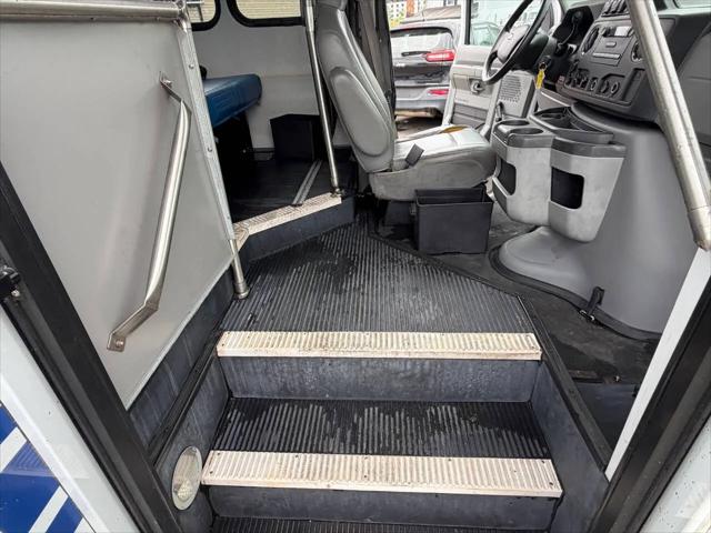 2009 Ford E-350 Cutaway E-350