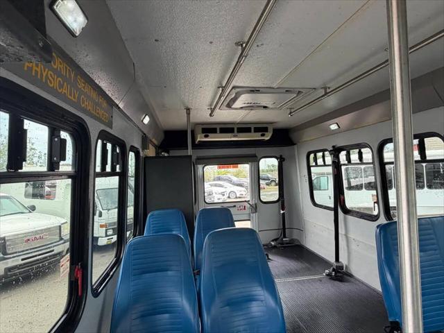 2009 Ford E-350 Cutaway E-350