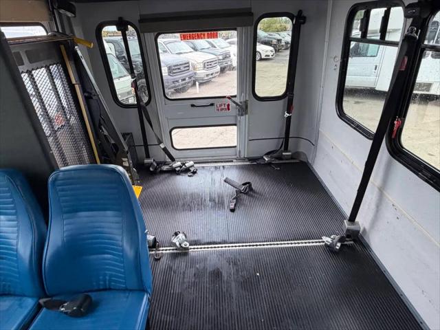 2009 Ford E-350 Cutaway E-350