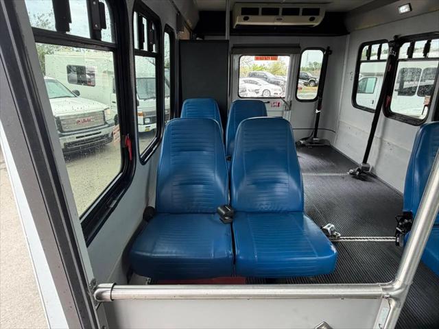 2009 Ford E-350 Cutaway E-350