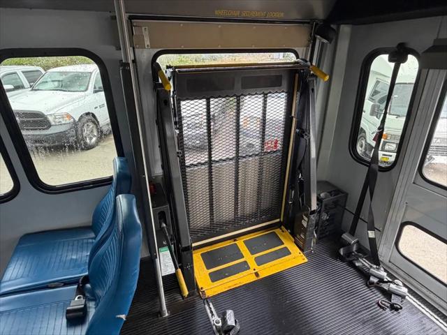 2009 Ford E-350 Cutaway E-350