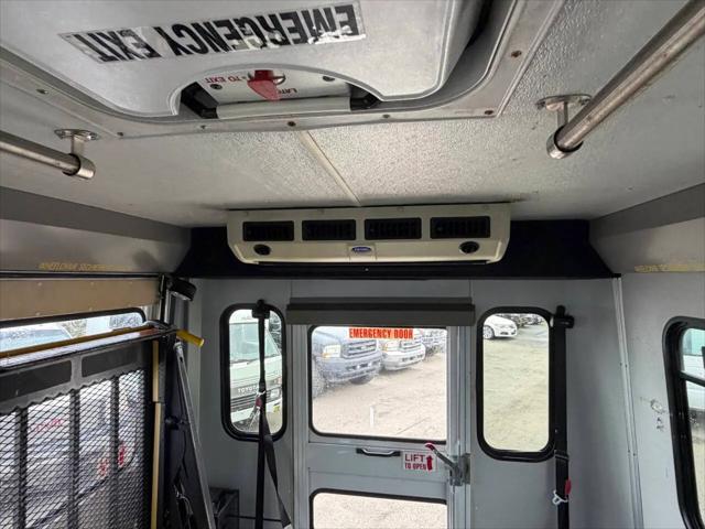 2009 Ford E-350 Cutaway E-350