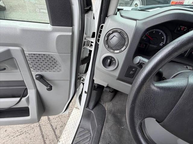2009 Ford E-350 Cutaway E-350