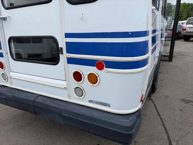 2009 Ford E-350 Cutaway E-350