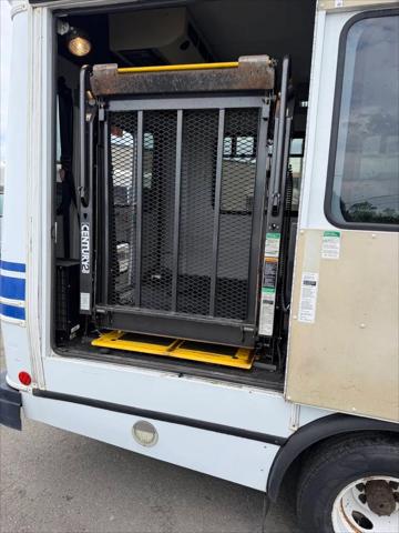 2009 Ford E-350 Cutaway E-350