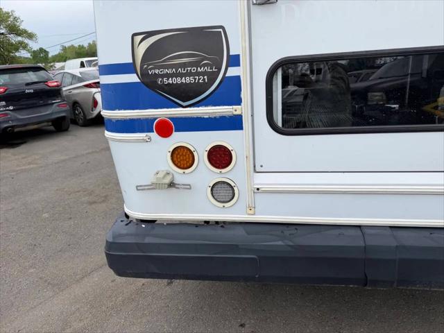 2009 Ford E-350 Cutaway E-350