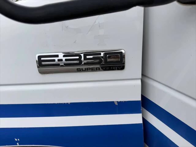 2009 Ford E-350 Cutaway E-350