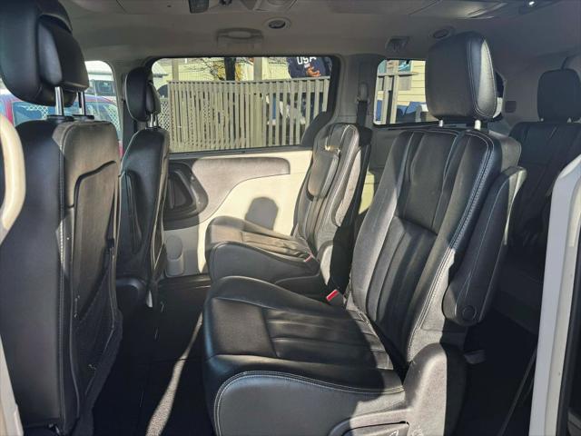 2016 Chrysler Town & Country Touring