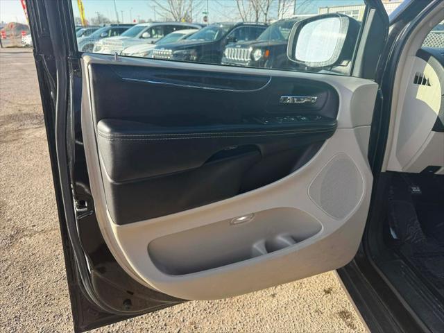 2016 Chrysler Town & Country Touring