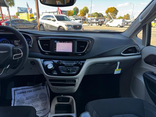 2024 Chrysler Voyager LX