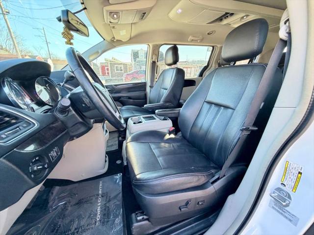 2016 Chrysler Town & Country Touring