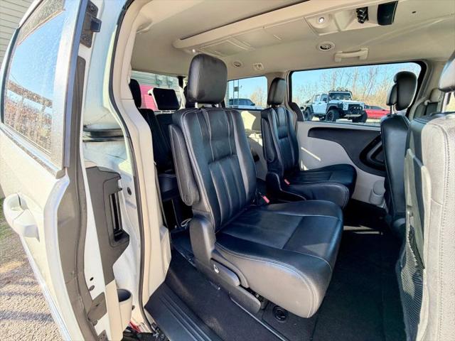 2016 Chrysler Town & Country Touring