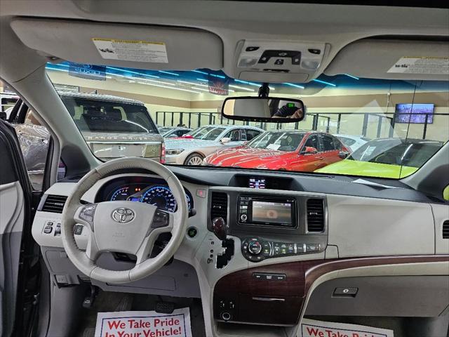 2013 Toyota Sienna XLE V6 8 Passenger