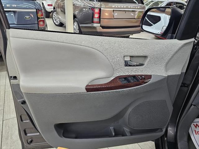 2013 Toyota Sienna XLE V6 8 Passenger