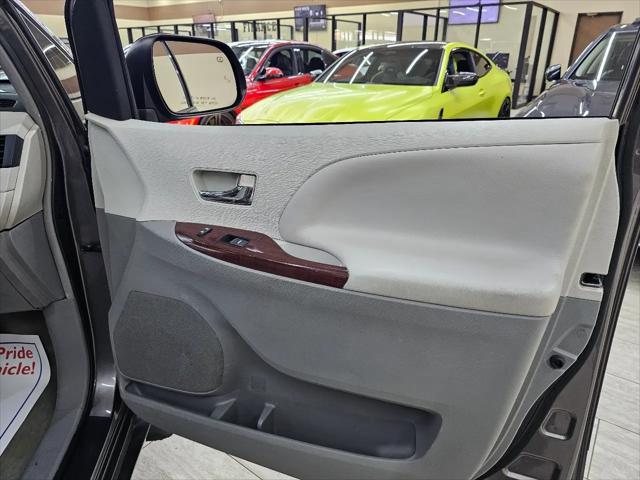 2013 Toyota Sienna XLE V6 8 Passenger