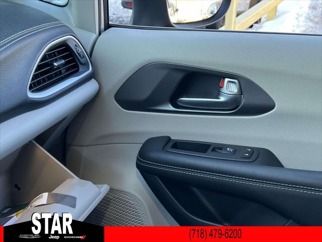 2023 Chrysler Pacifica Hybrid Touring L